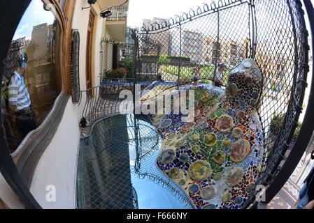 Barcelona, Spanien. 24. Juli 2015. Berühmten spanischen Architekten Antoni Gaudí (1852-1926) umgebaut, die Fassade und das Innere des Casa Batllo, unter Vertrag von Textilfabrikanten Josp Batllo ich Casanova, zwischen 1904 und 1906, abgebildet in Barcelona, Spanien, 24. Juli 2015. Katalonien, Barcelona die Hauptstadt ist ist wirtschaftlich stärkste Region Spaniens. Foto: WALTRAUD GRUBITZSCH - NO WIRE SERVICE - © Dpa/Alamy Live-Nachrichten Stockfoto