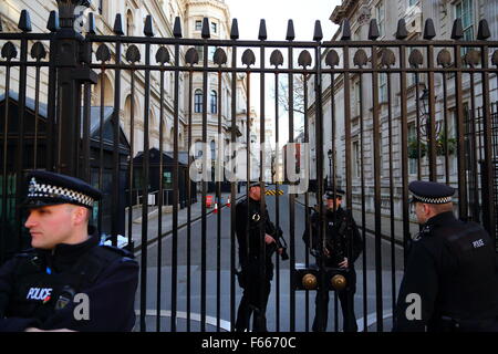 Eingang 10, Downing Street in London, die Heimat des Ministerpräsidenten, wird stark von bewaffneten Polizisten bewacht. Stockfoto