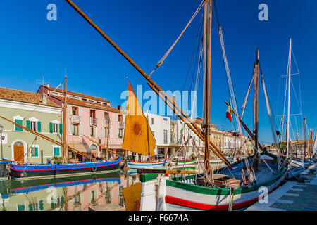 Alte Boote auf urzeitlichem Kanalhafen in Cesenatico in der Emilia Romagna in Italien Stockfoto