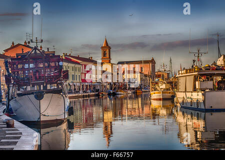 Boote auf urzeitlichem Kanalhafen in Cesenatico in der Emilia Romagna in Italien Stockfoto