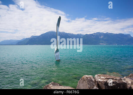 Vevey, Schweiz - Juli 8,2015: Giant Stahl Gabel in Wasser des Genfer Sees, Vevey, Einladung Gabel stieg 1995 anlässlich Stockfoto