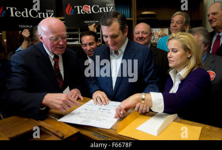 Concord, New Hampshire, USA. 12. November 2015. New Hampshire Secretary Of State BILL GARDNER und HEIDI NELSON CRUZ zusehen, wie Texas Senator TED CRUZ seine Papiere, für das Präsidentenamt in New Hampshire primäre Dateien. Bildnachweis: Brian Cahn/ZUMA Draht/Alamy Live-Nachrichten Stockfoto