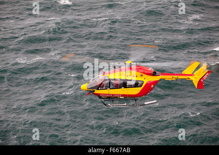 Bretagne, Frankreich - September 27,2010: Such- und Rettungsmaßnahmen zu manövrieren durch Marine Rettungshubschrauber, Bretagne, Frankreich Stockfoto