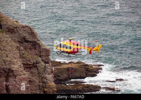 Bretagne, Frankreich - September 27,2010: Such- und Rettungsmaßnahmen zu manövrieren durch Marine Rettungshubschrauber, Bretagne, Frankreich Stockfoto