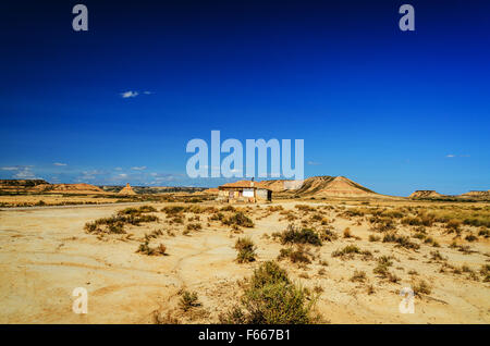 Bardenas Reales Naturpark, erstreckt sich eine einzigartige halbwüstenartige Landschaft über 42.500 ha im süd-östlichen Navarra. Stockfoto