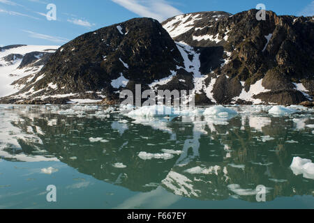 Norwegen, Barentssee, Spitzbergen, Spitzbergen. Hamiltonbukukta, Raudfjord. Schwimmendes Eis in ruhigen Bucht. Stockfoto
