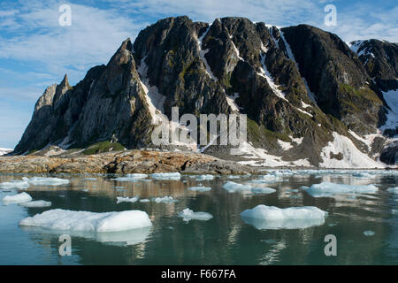 Norwegen, Barentssee, Spitzbergen, Spitzbergen. Hamiltonbukukta, Raudfjord. Schwimmendes Eis in ruhigen Bucht. Stockfoto