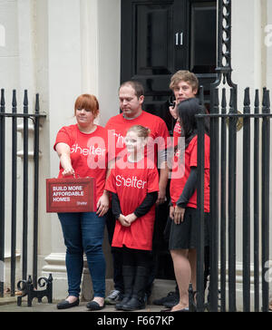 London, UK. 12. November 2015. Mitglieder des Vereinigten Königreichs Gehäuse Nächstenliebe Shelter Kampagne außerhalb 11 Downing Street, London, für mehr bezahlbaren Wohnungen gebaut werden. 12. November 2015 Kredit: Ian Davidson/Alamy Live-Nachrichten Stockfoto