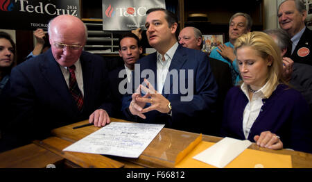 Concord, New Hampshire, USA. 12. November 2015. New Hampshire Secretary Of State BILL GARDNER und HEIDI NELSON CRUZ zusehen, wie Texas Senator TED CRUZ seine Papiere, für das Präsidentenamt in New Hampshire primäre Dateien. Bildnachweis: Brian Cahn/ZUMA Draht/Alamy Live-Nachrichten Stockfoto