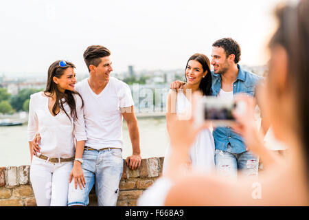 Junge und schöne Paare fotografieren mit smartphone Stockfoto