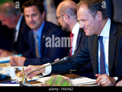 Valletta, Malta. 12. November 2015. Präsident der European Council Donald Tusk (R) besucht ein informelles Treffen der Staats- und Regierungschefs über die Einwanderung in Valletta, Malta am 12. November 2015. Bildnachweis: Jin Yu/Xinhua/Alamy Live-Nachrichten Stockfoto