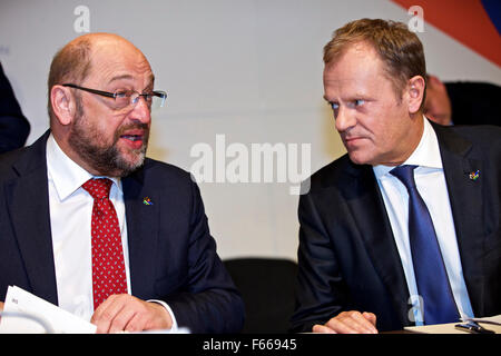 Valletta, Malta. 12. November 2015. Präsident des Europäischen Parlaments Martin Schulz (L) und Präsident des Europäischen Rates, Donald Tusk besuchen ein informelles Treffen der Staats- und Regierungschefs über die Einwanderung in Valletta, Malta am 12. November 2015. Bildnachweis: Jin Yu/Xinhua/Alamy Live-Nachrichten Stockfoto