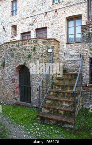 Castello di Tocchi - rustikale Häuser in der Toskana, am frühen Morgen Stockfoto