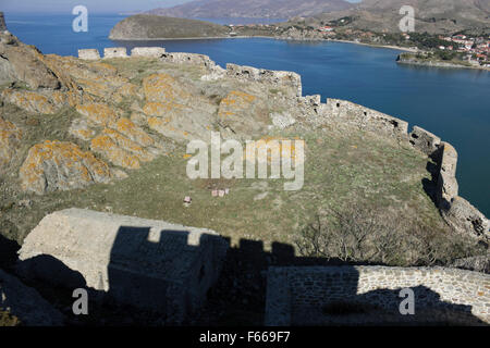 Weitwinkel Blick vom Turm 1 (Silhouette), der die Burg Nord Seite Umwehrung, Reha Nera (Ferne). Insel Limnos, Griechenland Stockfoto