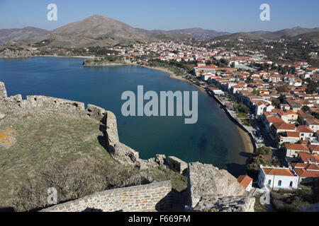 Weitwinkelaufnahme vom Tower 1, des Schloss Nord Seite Umwehrung, Stadt Myrina und Vororten. Insel Limnos, Griechenland Stockfoto