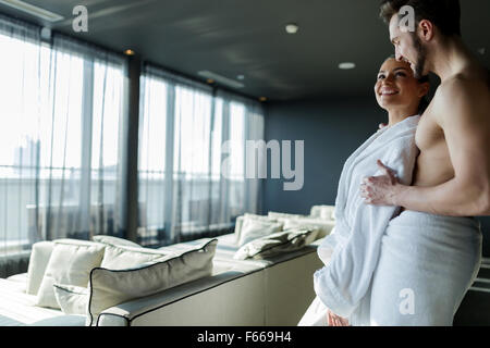 Paar in Liebe entspannen in einem Wellness-Hotel mit einem wunderschönen Panoramablick Stockfoto