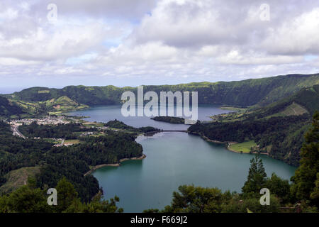 Midadouro Vista do Rei, zeigt die beiden Seen, Lagoa der Lagoa Verde und Azul das Sete Cidades, Ponta Delgada, São Miguel Stockfoto