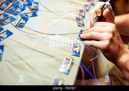 Hardware-Chips wird durch Löten befestigt Stockfoto