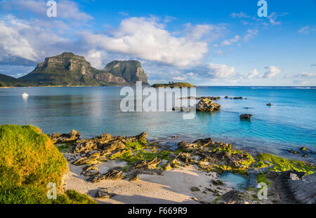 Lord-Howe-Insel, Tasmansee, New-South.Wales, Australien, Lagune und Blackburn Insel mit Mount Lidgbird und Mount Gower Stockfoto