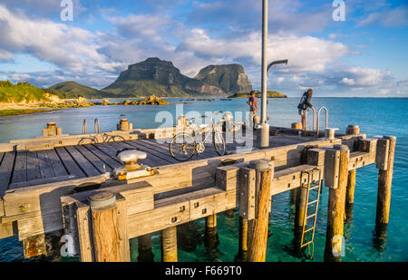 Lord-Howe-Insel, Tasmansee, New South Wales, Australien, Angeln vom Steg auf Lord Howe Island Lagune Stockfoto