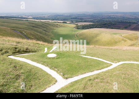 Auf der Suche von das Uffington White Horse in Richtung der Krippe und die Riesen Schritte, Oxfordshire, England, Vereinigtes Königreich Stockfoto