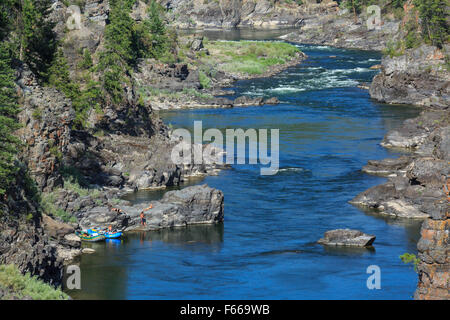 Floater Entspannung an einem Loch schwimmen entlang der Clark Fork River in Alberton Schlucht in der Nähe von Alberton, montana Stockfoto