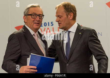 Valletta, Malta. 12. November 2015. European Commission President Jean-Claude Juncker (R) und Europäischen Rat Präsident Donald Tusk (L) nach der Pressekonferenz. Bildnachweis: Jonathan Raa/Pacific Press/Alamy Live-Nachrichten Stockfoto