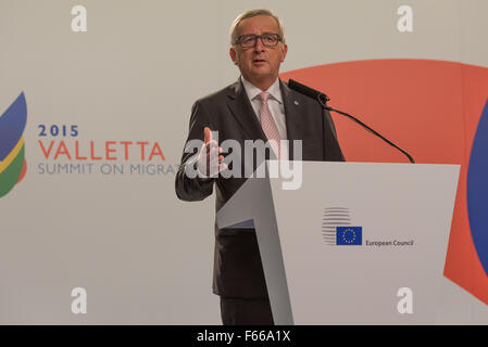 Valletta, Malta. 12. November 2015. EU-Kommissionspräsident Jean-Claude Juncker gibt eine Pressekonferenz am Ende des informellen Treffens der EU-Regierungschefs, wo war der wichtigste Punkt der Diskussion über die Türkei. Bildnachweis: Jonathan Raa/Pacific Press/Alamy Live-Nachrichten Stockfoto