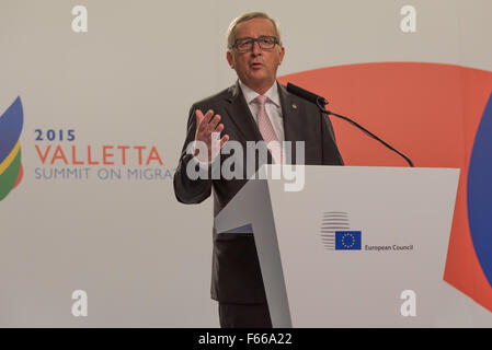 Valletta, Malta. 12. November 2015. EU-Kommissionspräsident Jean-Claude Juncker gibt eine Pressekonferenz am Ende des informellen Treffens der EU-Regierungschefs, wo war der wichtigste Punkt der Diskussion über die Türkei. Bildnachweis: Jonathan Raa/Pacific Press/Alamy Live-Nachrichten Stockfoto