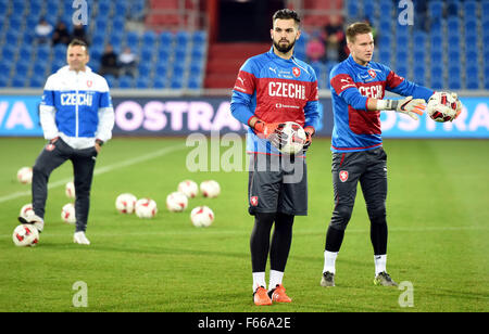 Prag, Tschechische Republik. 12. November 2015. Tschechischen Nationalmannschaft Trainer Assistent Karel Krejci, von links und Spieler Tomas Koubek, links, und Tomas Vaclik eine Trainingseinheit vor dem Freundschaftsspiel Tschechien Vs Serbien in Prag, Tschechische Republik, am Donnerstag, 12. November 2015 besuchen. Bildnachweis: Jaroslav Ozana/CTK Foto/Alamy Live-Nachrichten Stockfoto