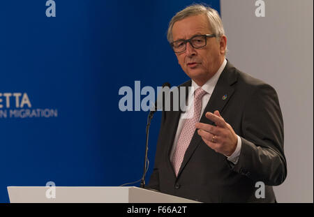 Valletta, Malta. 12. November 2015. EU-Kommissionspräsident Jean-Claude Juncker gibt eine Pressekonferenz am Ende des informellen Treffens der EU-Regierungschefs, wo war der wichtigste Punkt der Diskussion über die Türkei. Bildnachweis: Jonathan Raa/Pacific Press/Alamy Live-Nachrichten Stockfoto