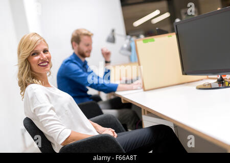 Schöne blonde sitzen in einem Büro und Arbeit Stockfoto
