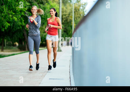 Zwei Frauen, die durch Joggen in Stadt Stockfoto