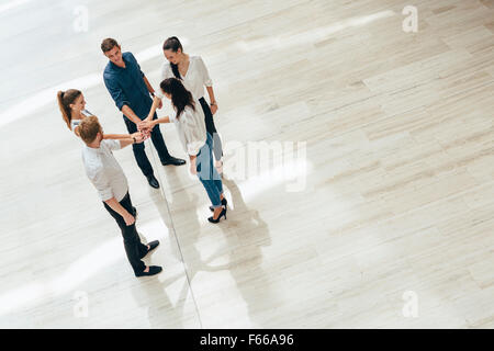 Geschäftliche Zusammenarbeit. Menschen mit verbundenen Händen. Union. Ansicht von oben Stockfoto