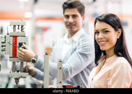 Zwei junge Studenten, die an ein wissenschaftliches Projekt zusammen im Labor arbeiten Stockfoto