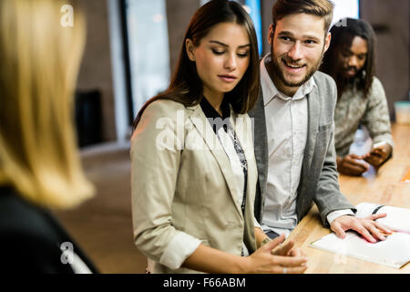 Mann mit einer anderen Frau in einer Bar zu flirten, während seine Freundin vorhanden ist Stockfoto