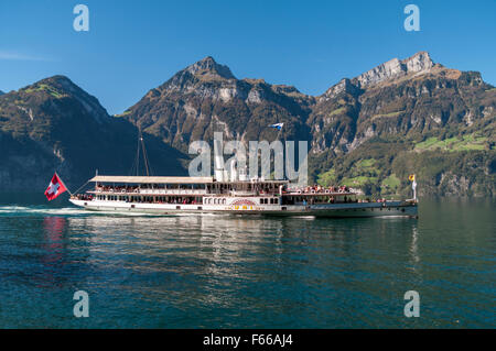 1901 baute Seitenrädern Raddampfer Uri Vierwaldstätter See an einem sonnigen Herbsttag Cruisen. Stockfoto