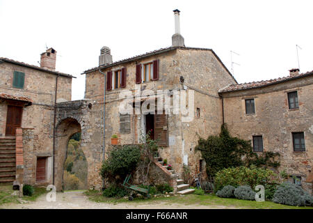 Castello di Tocchi - rustikale Häuser in der Toskana, am frühen Morgen Stockfoto