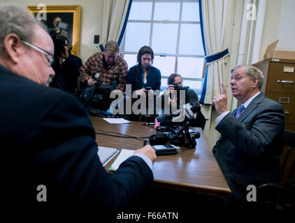 Concord, New Hampshire, USA. 12. November 2015. South Carolina Senator LINDSEY GRAHAM spricht mit den Medien nach der Einreichung seiner Papiere an die New Hampshire State House, für das Präsidentenamt in New-Hampshire primär. Bildnachweis: Brian Cahn/ZUMA Draht/Alamy Live-Nachrichten Stockfoto