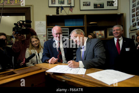 Concord, New Hampshire, USA. 12. November 2015. South Carolina Senator LINDSEY GRAHAM Dateien seine Papiere an die New Hampshire State House, für das Präsidentenamt in New-Hampshire primär. Bildnachweis: Brian Cahn/ZUMA Draht/Alamy Live-Nachrichten Stockfoto