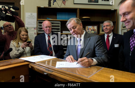 Concord, New Hampshire, USA. 12. November 2015. South Carolina Senator LINDSEY GRAHAM Dateien seine Papiere an die New Hampshire State House, für das Präsidentenamt in New-Hampshire primär. Bildnachweis: Brian Cahn/ZUMA Draht/Alamy Live-Nachrichten Stockfoto