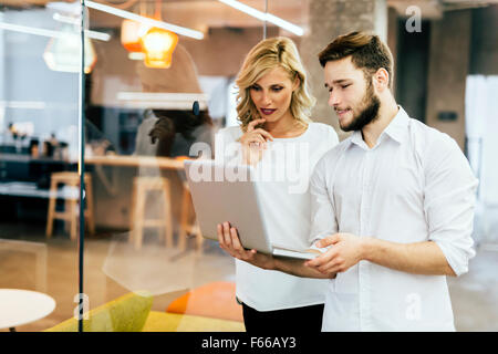 Intelligente Kollegen brainstorming im Büro Stockfoto