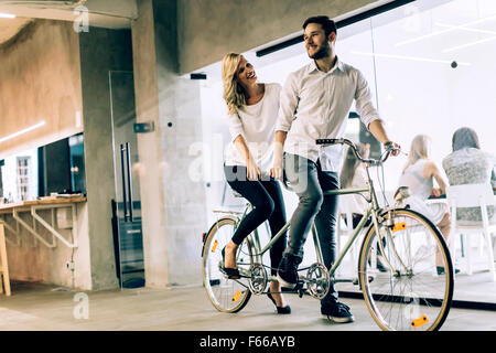 Geschäftsleute auf Twin Fahrrad mit gemeinsamen Zielen und dieselbe Vision im Geschäft Stockfoto