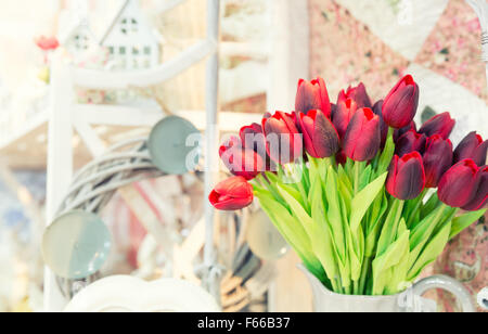 Vase mit gelben Tulpen in moderne Wohnzimmer Stockfoto