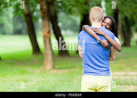 Paar in Liebe umarmt friedlich im Freien und wirklich glücklich zu sein. Gefühl von Sicherheit und Gelassenheit Stockfoto