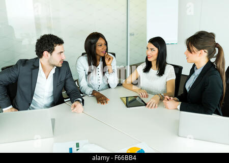 Geschäfte zu reden, während Sie an einem Tisch sitzen und Analyse der Ergebnisse Stockfoto