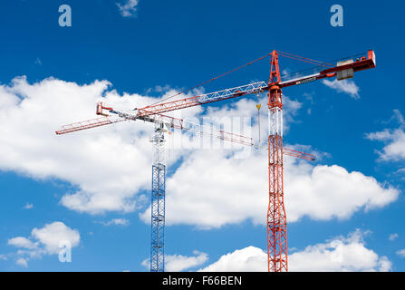 Zwei Kräne bauen Ausrüstung, Schwerindustrie Herkules hoch Baumaschinen auf den blauen Himmel in sonniger Tag in Polen, Europa... Stockfoto