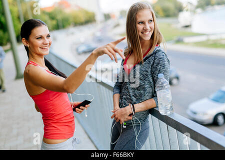 Passen Sie Frauen reden im freien nach dem Joggen Stockfoto