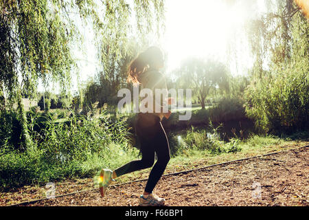 Fit schöne Frau im Park Joggen und gesund zu bleiben Stockfoto