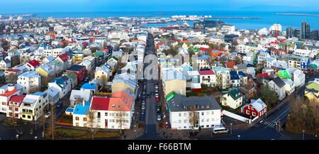 Luftaufnahme von Reykjavik, Iceland, entnommen aus dem Hallgrimskikja Kirchturm zeigt die Gebäude der bunten Stadt. Stockfoto